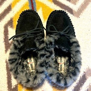 Minnietonka slipper size 8
